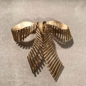 Vintage CROWN TRIFARI Gold Bow Brooch Pin. 2.25”.